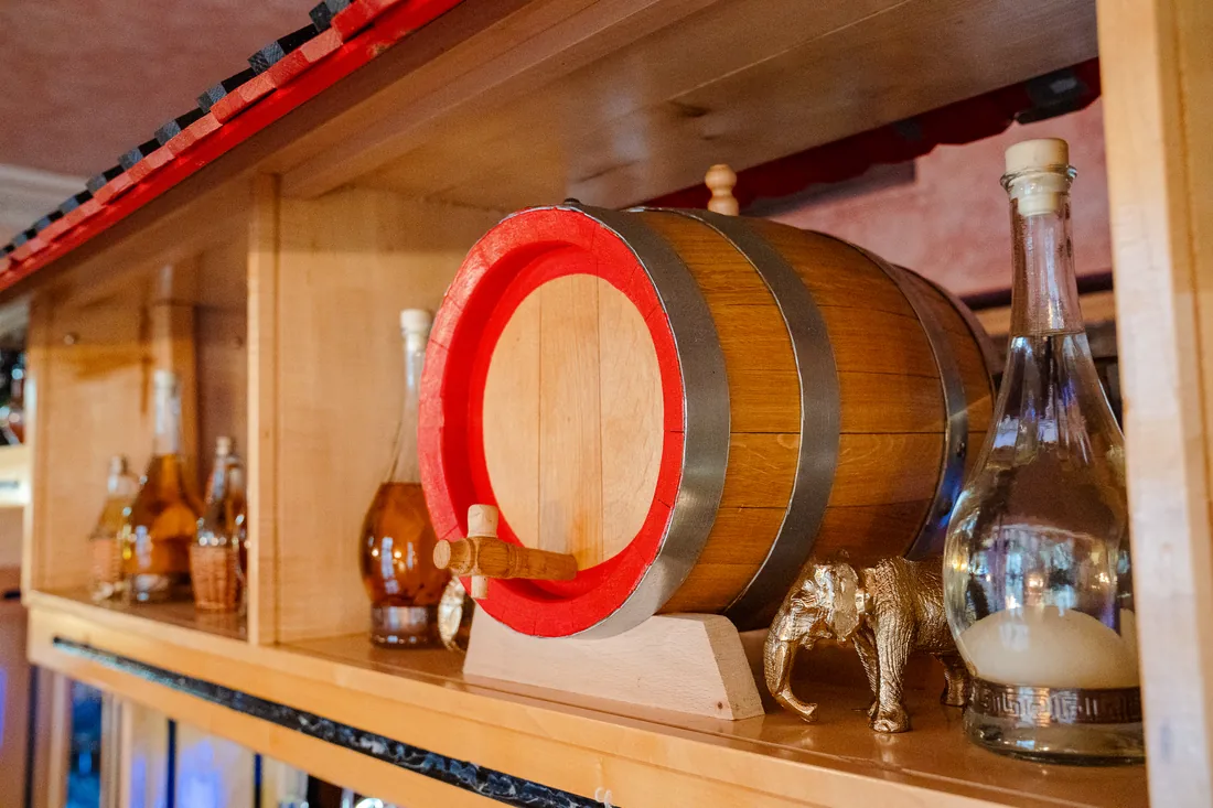 Holzfass und Flaschen an der Bar