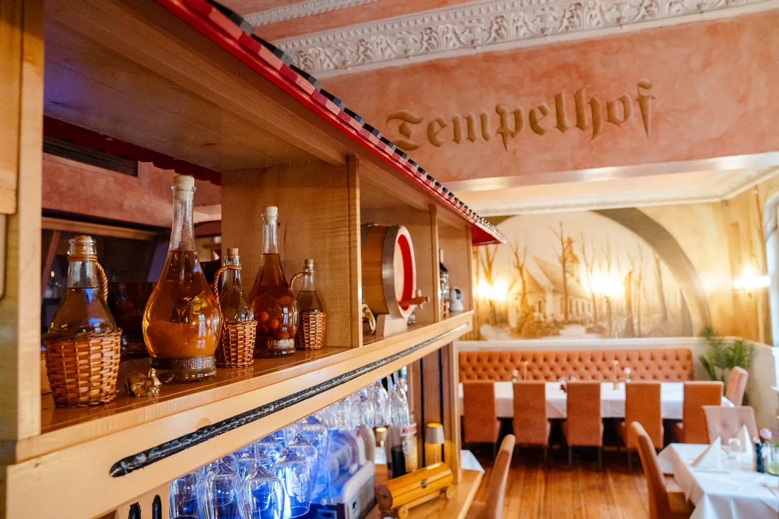 Bar mit Flaschen und Gläsern vor dem Gastraum