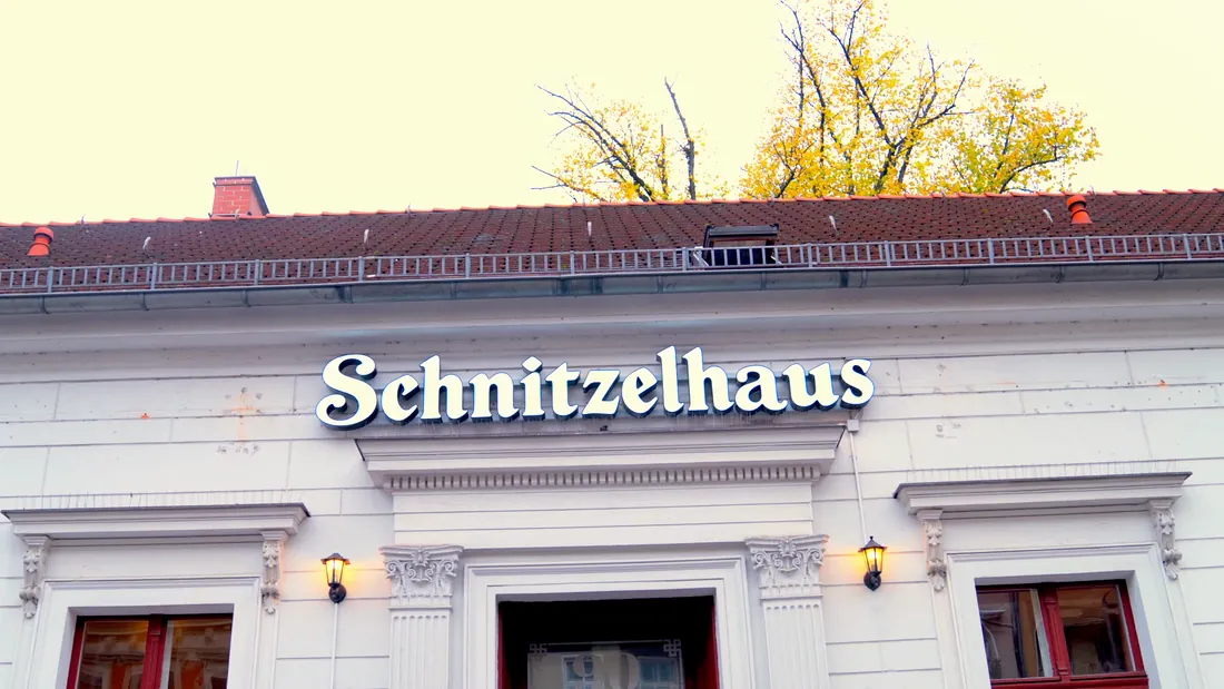 Das Schnitzelhaus von außen mit dem Schriftzug über dem Eingang