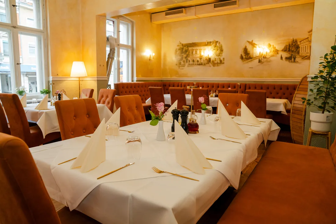Gedeckte Tische im Gastraum