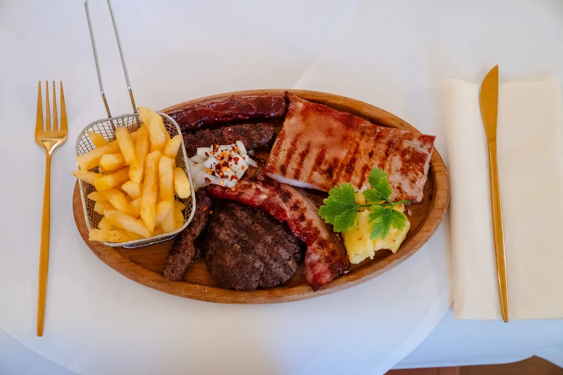 Grillplatte mit Pommes frites von oben