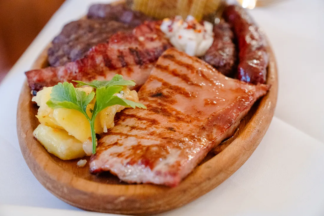 Gemischte Grillplatte mit Steak, Speck und Würstchen