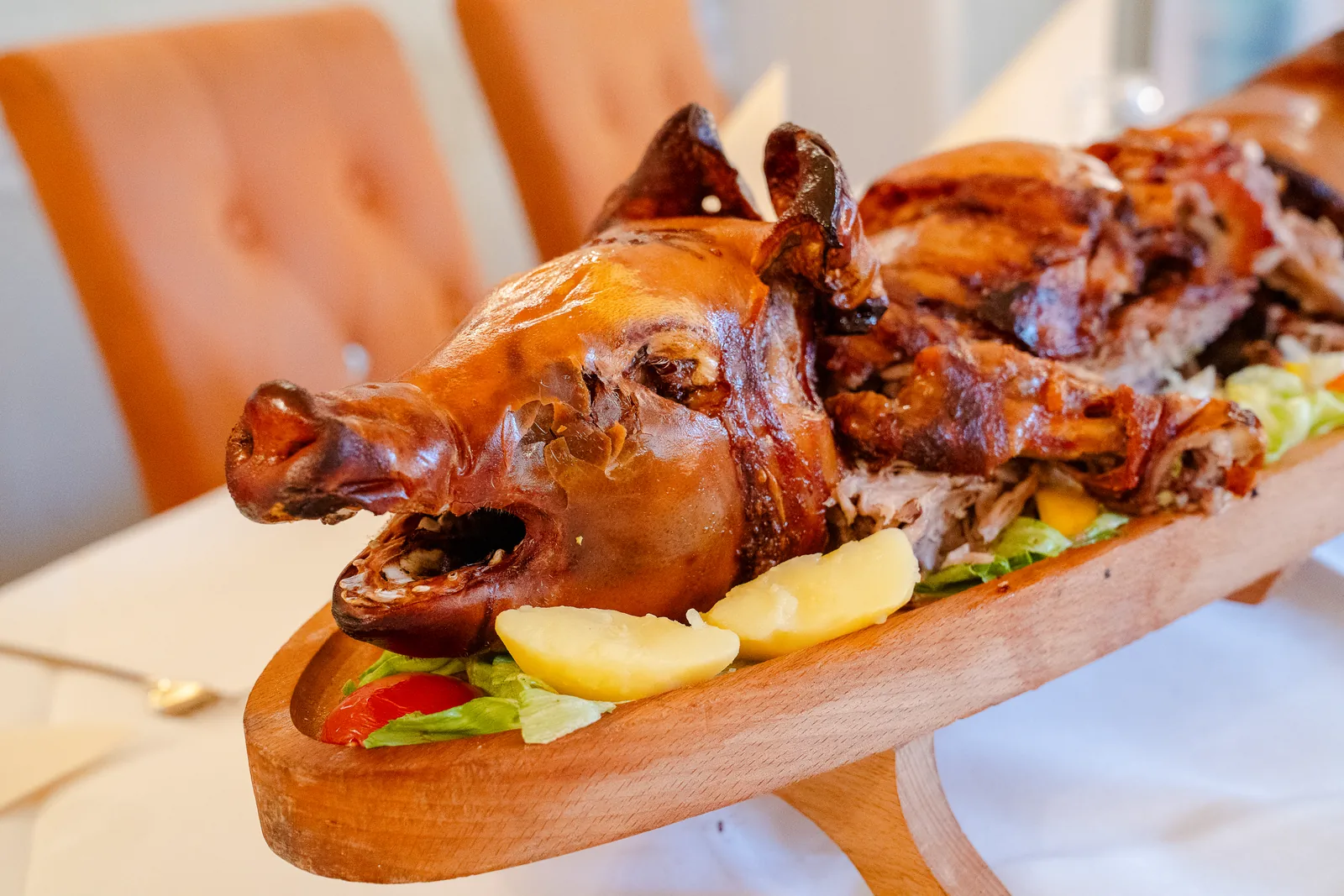 Spanferkel vom Grill auf einer Holzplatte